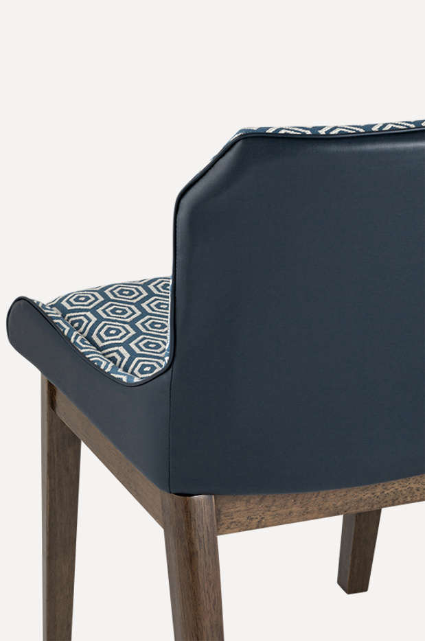 Қызы әкесін интернет арқылы жыныстық қатынасқа түсуге көндірді Ұйықтап жатқанда арттан порно көру